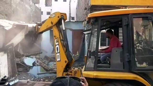 हिस्ट्रीशीटर गुंडे गोविंद लकवाल का अवैध मकान तोड़ा, थाना नीलगंगा में डराने-धमकाने के केस दर्ज है