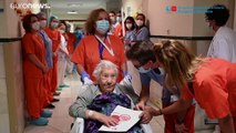 شاهد: معمرة إسبانية تبلغ 104 أعوام تخرج من المستشفى بعد انتصارها على كورونا