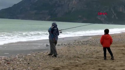 Balıkçılar elde olta, çiftlikten kaçan balıkların peşine düştü!