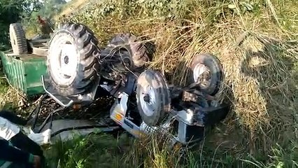 तेज रफ्तार ट्रैक्टर ट्राली खाई में पलट