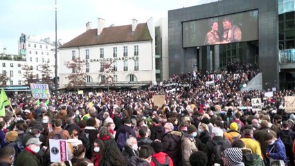 Γαλλία: «Η κυβέρνηση προτιμά το εμπόριο από τον πολιτισμό» λένε χιλιάδες διαδηλωτές