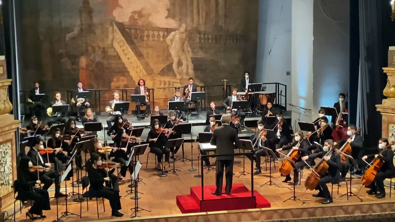 Un grand chef d'orchestre italien offre un concert à domicile pour les fêtes, à la télévision