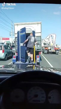 Pause toilette durant l’embouteillage à l’arrière d’un camion