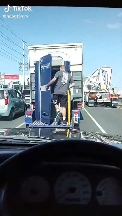 Pause toilette durant l’embouteillage à l’arrière d’un camion