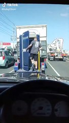 Pause toilette durant l’embouteillage à l’arrière d’un camion