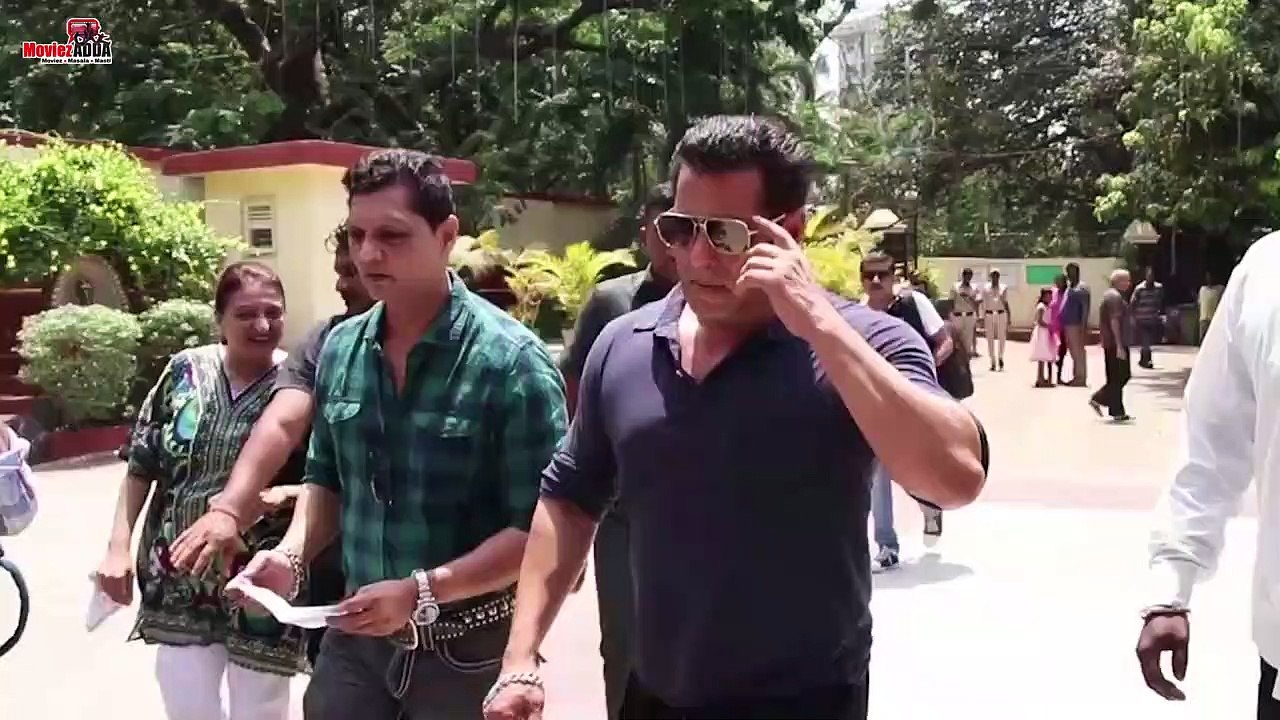 #SalmanKhan's #Radhe Family Roles Revealed | #VirendraSaxena | #ZarinaWahab
