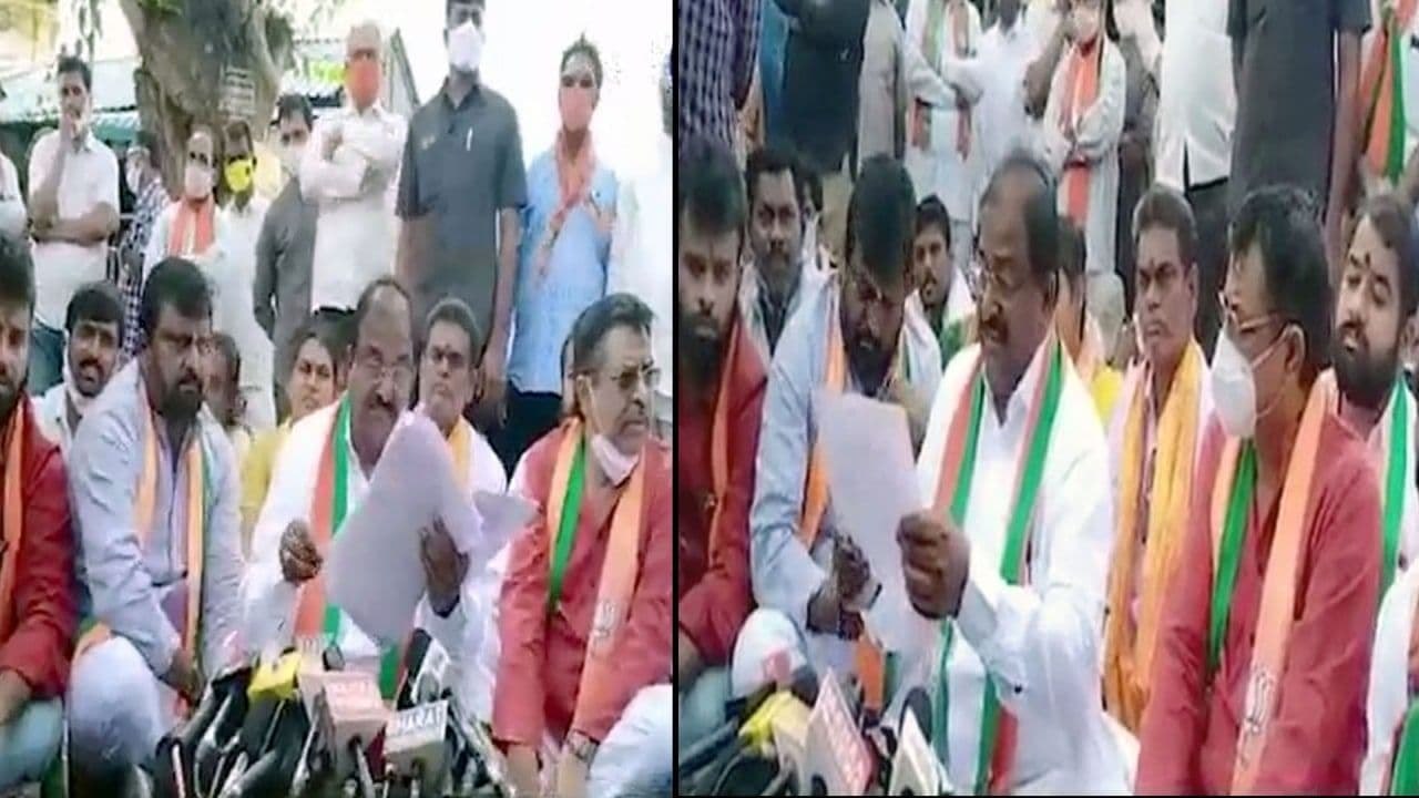 కూల్చిన ఆలయాల నిర్మాణం చేపట్టాలని ప్రకాశం బ్యారేజ్ వద్ద బీజేపీ ధర్నా!