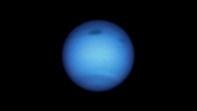 Un vórtice oscuro en Neptuno cambia de dirección y evita sucumbir