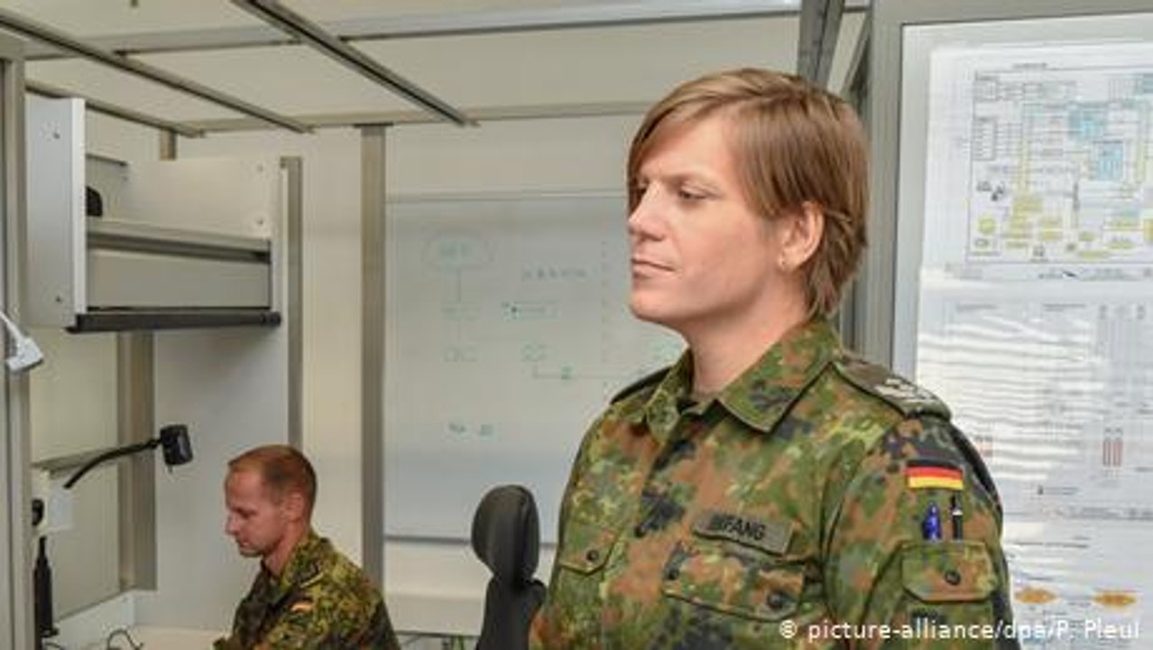 Deutschland: Die transsexuelle Kommandeurin