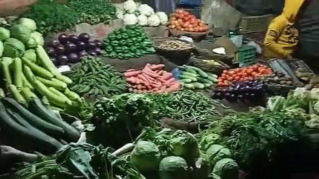 आलू के भाव गिरे, प्याज की कीमत भी हुई आधी