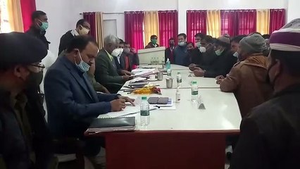 अधिवक्ताओं के दोनों गुटों ने डीएम शैलेंद्र सिंह को ज्ञापन सौंपा