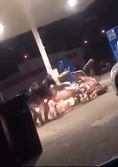 Ces policiers ont bien du mal à menotter cet homme en quad à une station service !