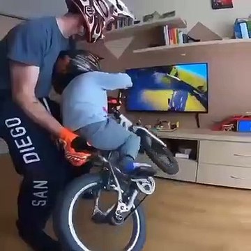 Un père fan de VTT fait vire à son enfant une réelle expérience sans VR