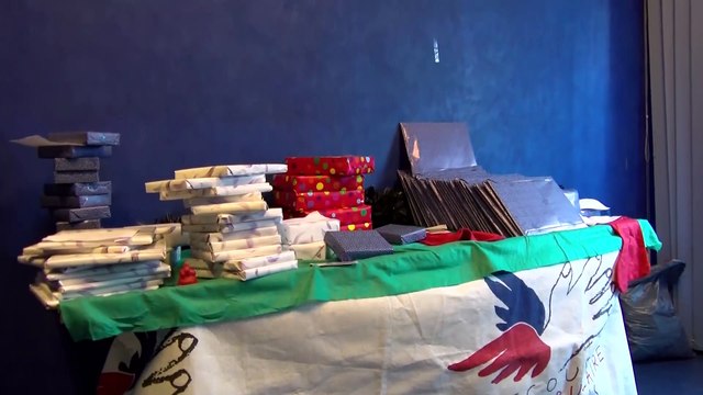 Une distribution de jouets pour les enfants à Marseille par le Secours populaire