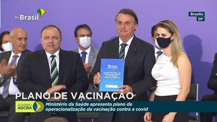 Zé Gotinha rejeita aperto de mão de Bolsonaro em lançamento de plano de vacinação