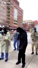 Lo de los sanitarios y sus bailecitos es ridículo e indignante