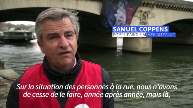 Précarité: l'Armée du Salut accroche une banderole devant la tour Eiffel