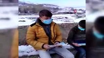 Soğuk havada köyün tepesinde internetten ders dinlemek zorunda kalan öğrenciler: Her sabah bu dağın başına çıkıyoruz, bu soğukta donuyoruz