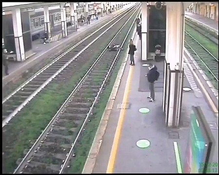 Formia (LT) - Cade sui binari mentre arriva treno salvato da Polfer (16.12.20)