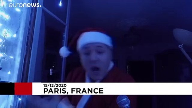شاهد: غناء سانتا كلوز من شرفة باريسية خلال حظر التجول في فرنسا