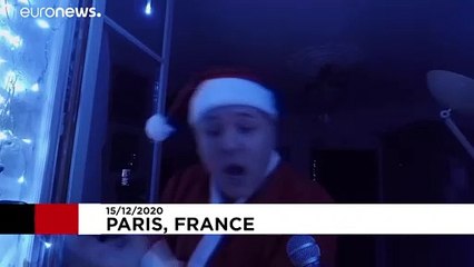 Recolhimento obrigatório em Paris animado com ópera à janela