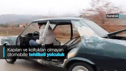 Kapıları ve koltukları olmayan otomobille tehlikeli yolculuk