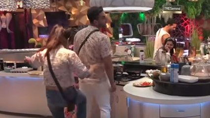 Bigg Boss 14: Jasmin Bhasin ने यूं मारी Aly Goni के बम पर लात | FilmiBeat