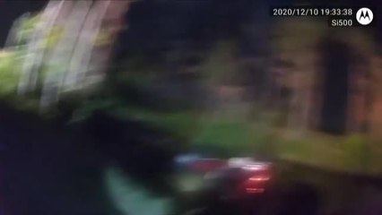 Angustioso rescate de una familia que cae al agua con su coche