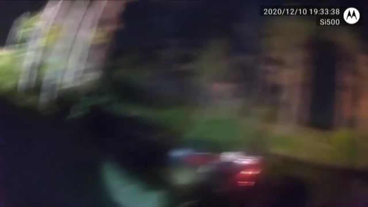 Angustioso rescate de una familia que cae al agua con su coche
