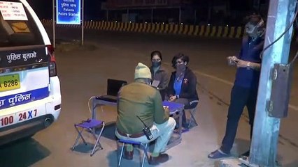 बाइक सवार ने मोबाइल छीना तो युवती ने हाथ खींचकर नीचे गिराया, फिर लोगों ने बदमाश को पकड़कर क्लास ली