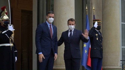 Pedro Sánchez, recibido por Emmanuel Macron en el Elíseo.