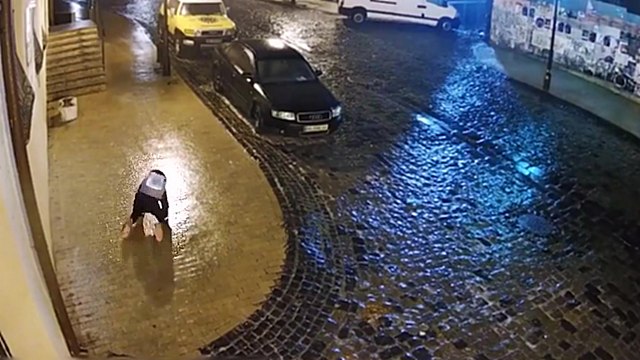 Une femme en énorme galère à cause du verglas