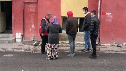 Yangında dumandan zehirlenen kadın hastaneye kaldırıldı