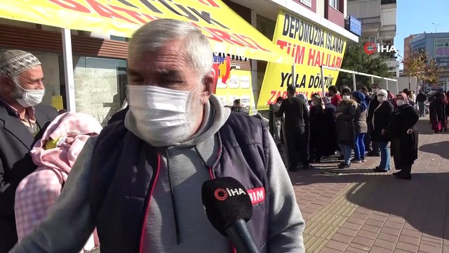 Halı indirimi için sosyal mesafeyi hiçe saydılar...Pandemi döneminde kampanya yaptılar, bedava korona dağıttılar