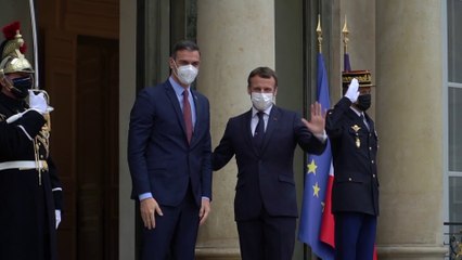 Sánchez cancela agenda y hará cuarentena tras el positivo de Macron