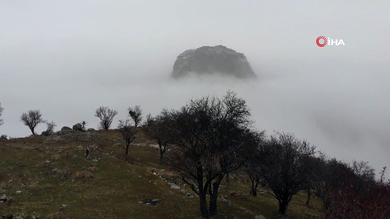 Tarihi Karahisar Kalesi sis altındaki görüntüsüyle ile mest etti