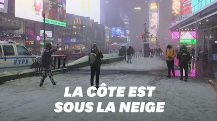 Download Video: Une forte tempête de neige à l'est des États-Unis recouvre les routes d'un manteau blanc