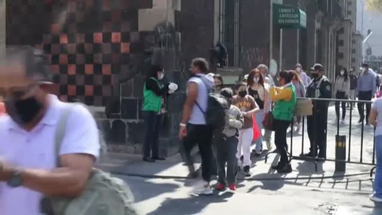 Los mexicanos desafían las prevenciones y salen en masa a hacer compras navideñas