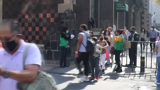 Los mexicanos desafían las prevenciones y salen en masa a hacer compras navideñas