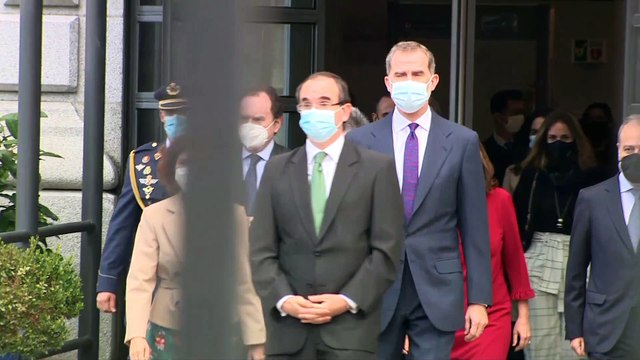 Felipe VI inaugura la exposición sobre Manuel Azaña en la Biblioteca Nacional entre gritos de viva el Rey