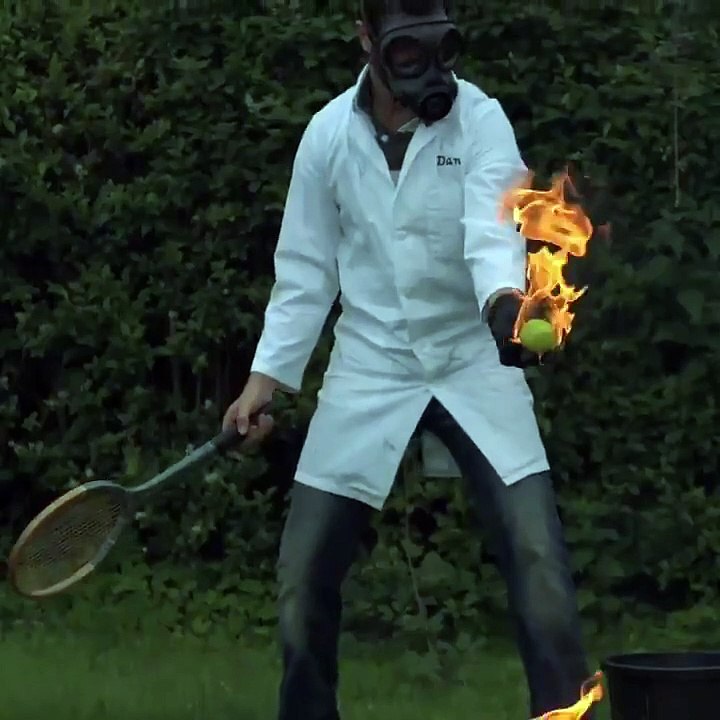 L'incroyable effet d'une balle en feu frappée par une raquette