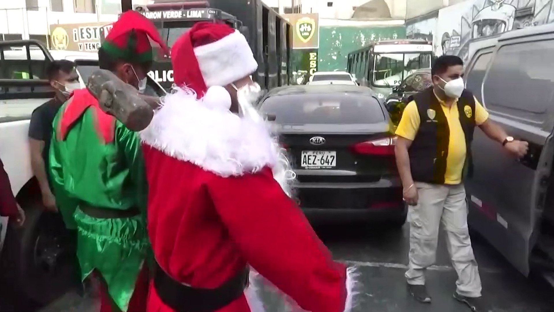 Policías disfrazados de Papá Noel y de uno de sus duendes arrestan a un  vendedor de droga en Lima - Vídeo Dailymotion