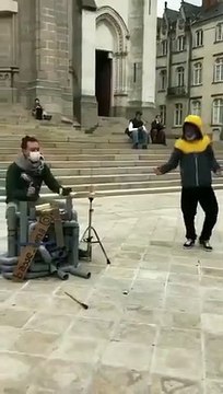 Il joue de la musique techno acoustique avec des tuyaux et des tongs