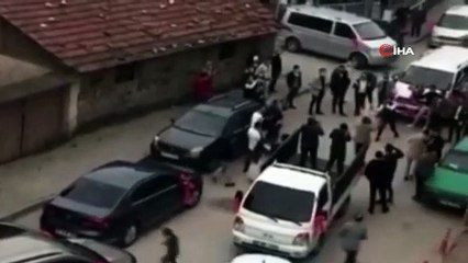 Télécharger la video: Bursa'da düğün öncesi şok görüntüler... Sosyal mesafeyi hiçe sayıp kılıç-kalkan oynadılar