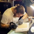 Sergio Ramos, ahora tatuador: el futbolista muestra cómo hace su primer tatuaje