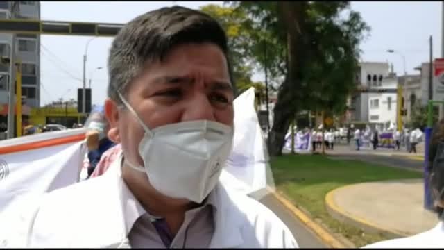 Médicos y otros sanitarios peruanos protestan por las precarias condiciones de la lucha contra el Covid