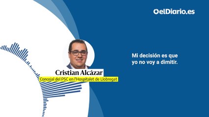 El concejal del PSC Cristian Alcázar explica a sus compañeros de partido que rechaza dimitir