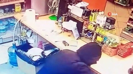Petrol istasyonunun market bölümündeki hırsızlık anı güvenlik kameralarına yansıdı