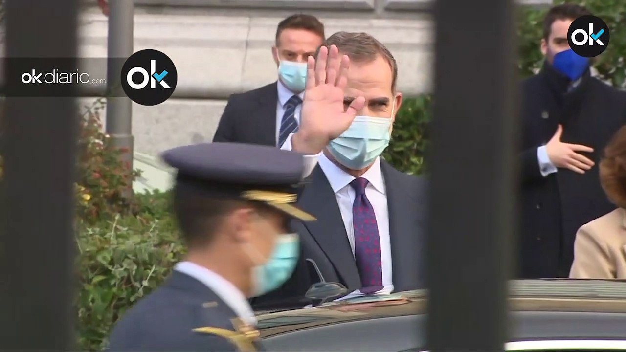 Felipe VI sale entre aplausos de la inauguración de la exposición conmemorativa sobre Azaña