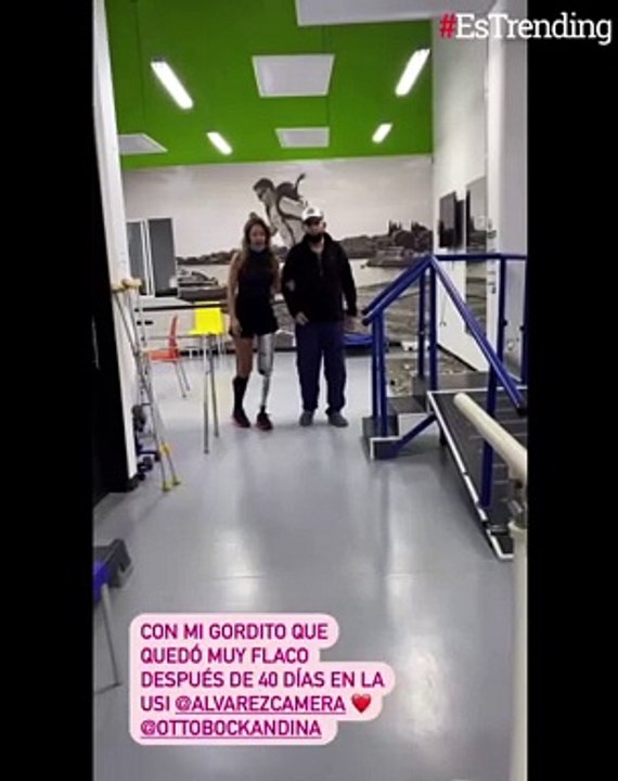 Daniella Álvarez da sus primeros pasos con la prótesis del brazo de su padre